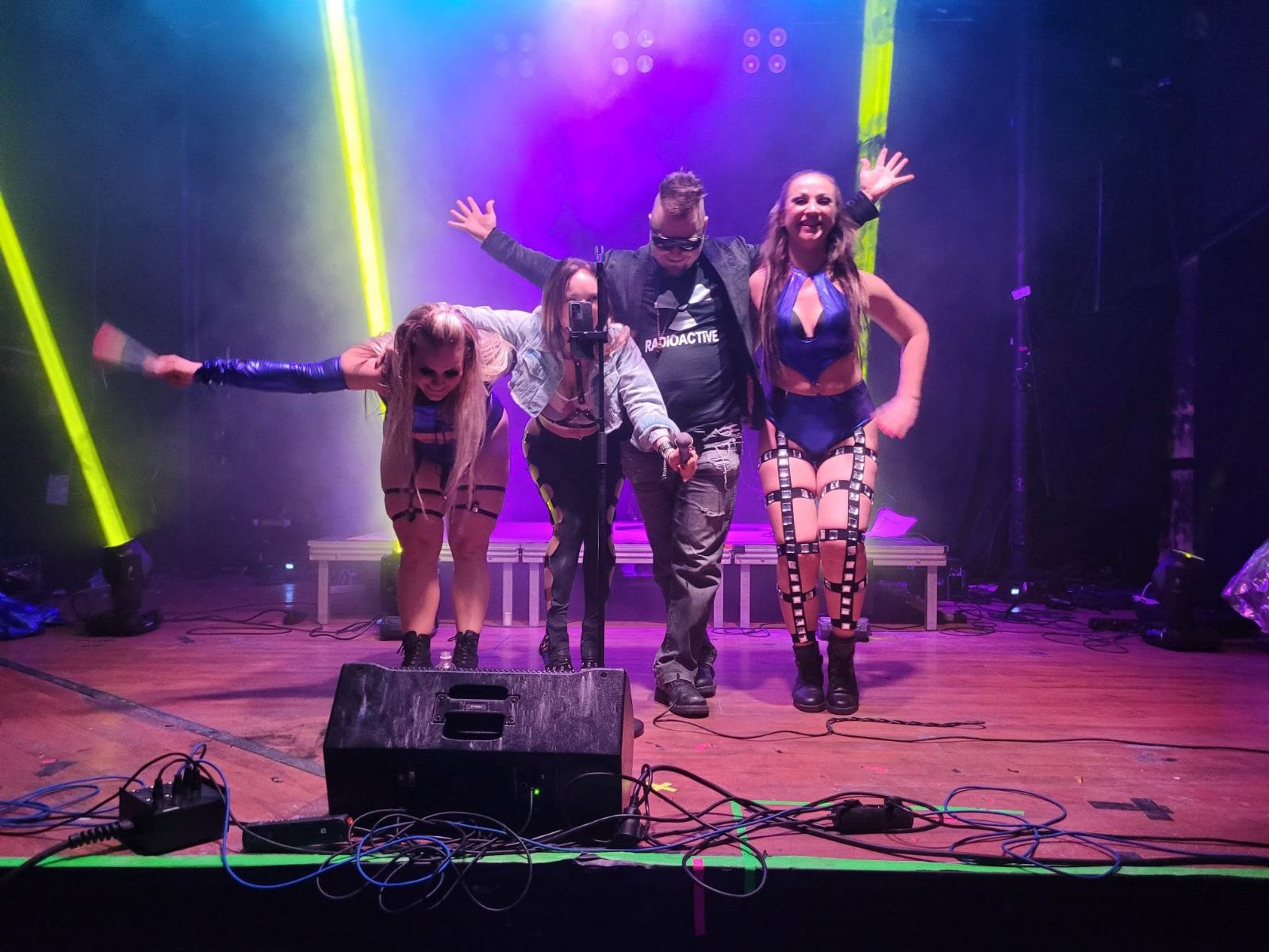 Atomic and the dancers bowing at the end of the show. From left: Jansku, Tanja Tanita Sundell, Mike Midas, Elerin.