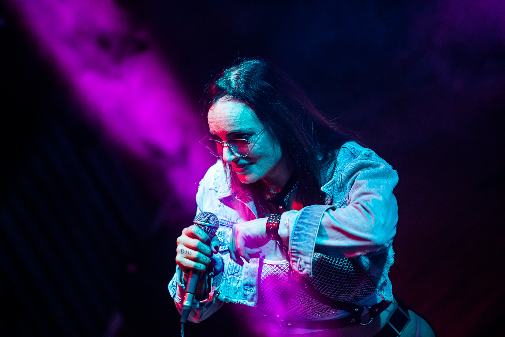A top-angled live photo of Tanita wearing heart-shaped sunglasses.