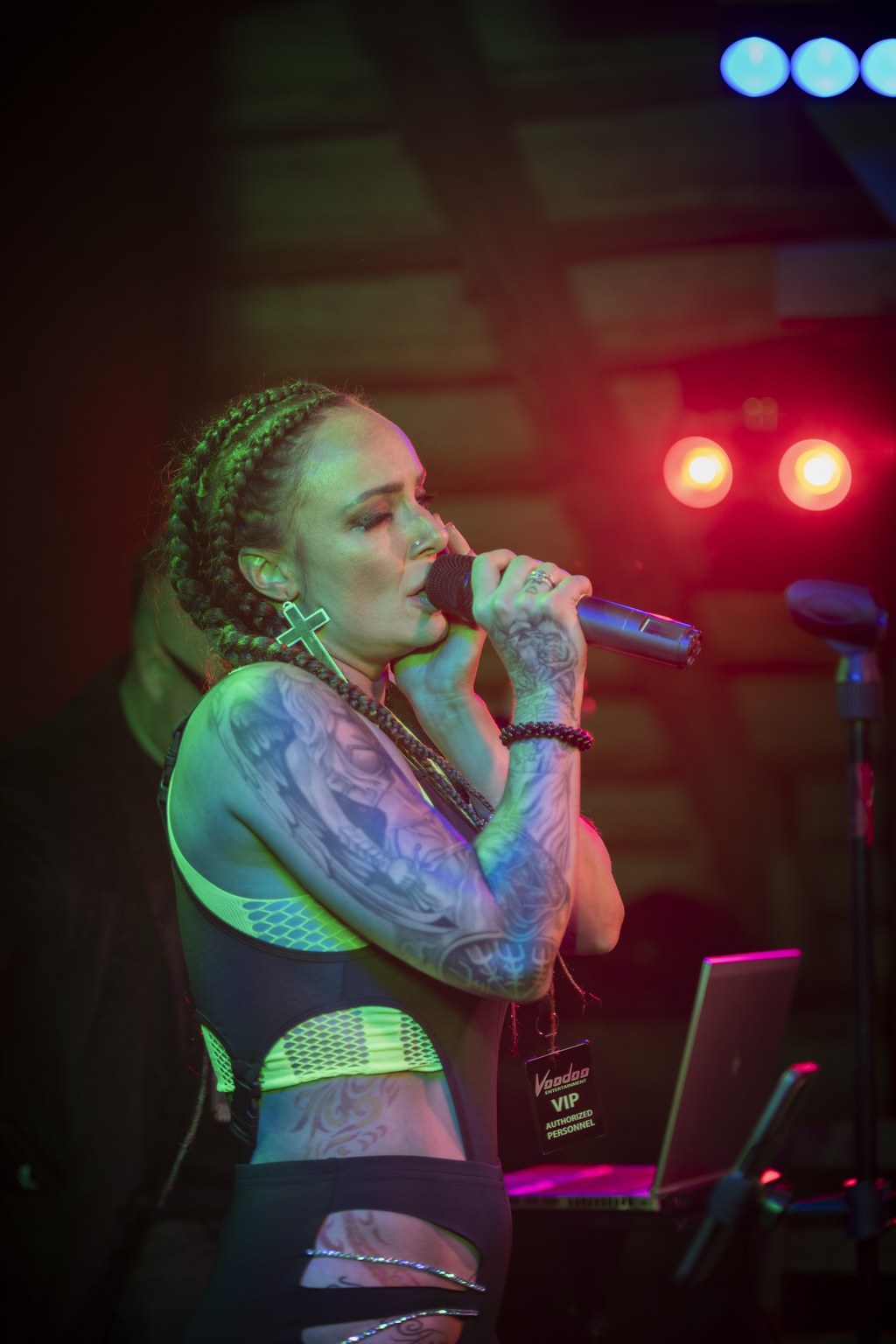 Tanita performing with emotion, wearing a large cross (Testament) earring.